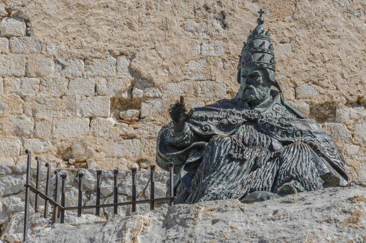 Castelló de la Plana - Peniscola 38 - estatua de Benedicto XIII el Papa Luna.jpg